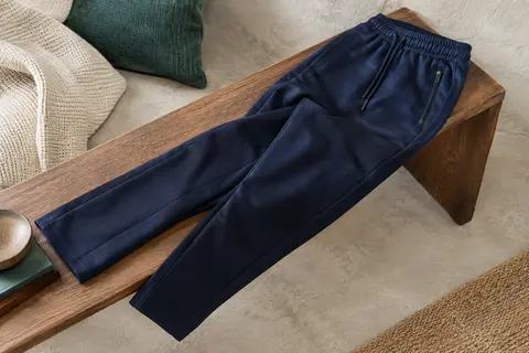 Pantalon de jogging homme bleu navy à coupe droite, taille élastique et poches latérales zippées